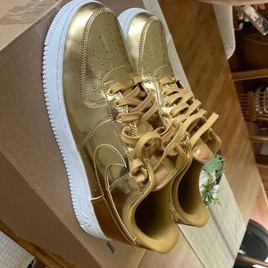 Air Force 1 shoe is 13 wmns 11 mens